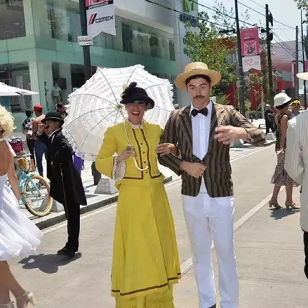 Performance de inauguración de Camina Masaryk.