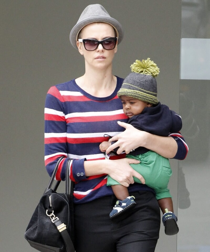 Charlize con su hijo adoptivo Jackson, quien está con la actriz dese marzo pasado.