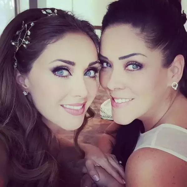 Con su hermana Marichelo.