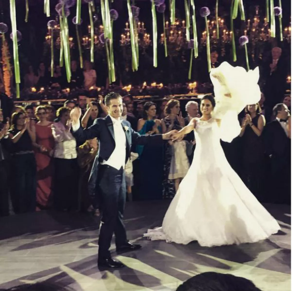 El primer baile de esposos de Santiago y Eugenia.