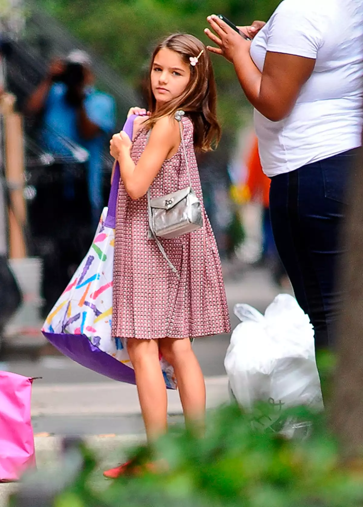 La pequeña de nueve años se mostró amable frente a las cámaras, incluso poso ante ellas.