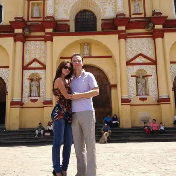 Aquí en una de las primeras fotos juntos frente a la Catedral de San Cristóbal.