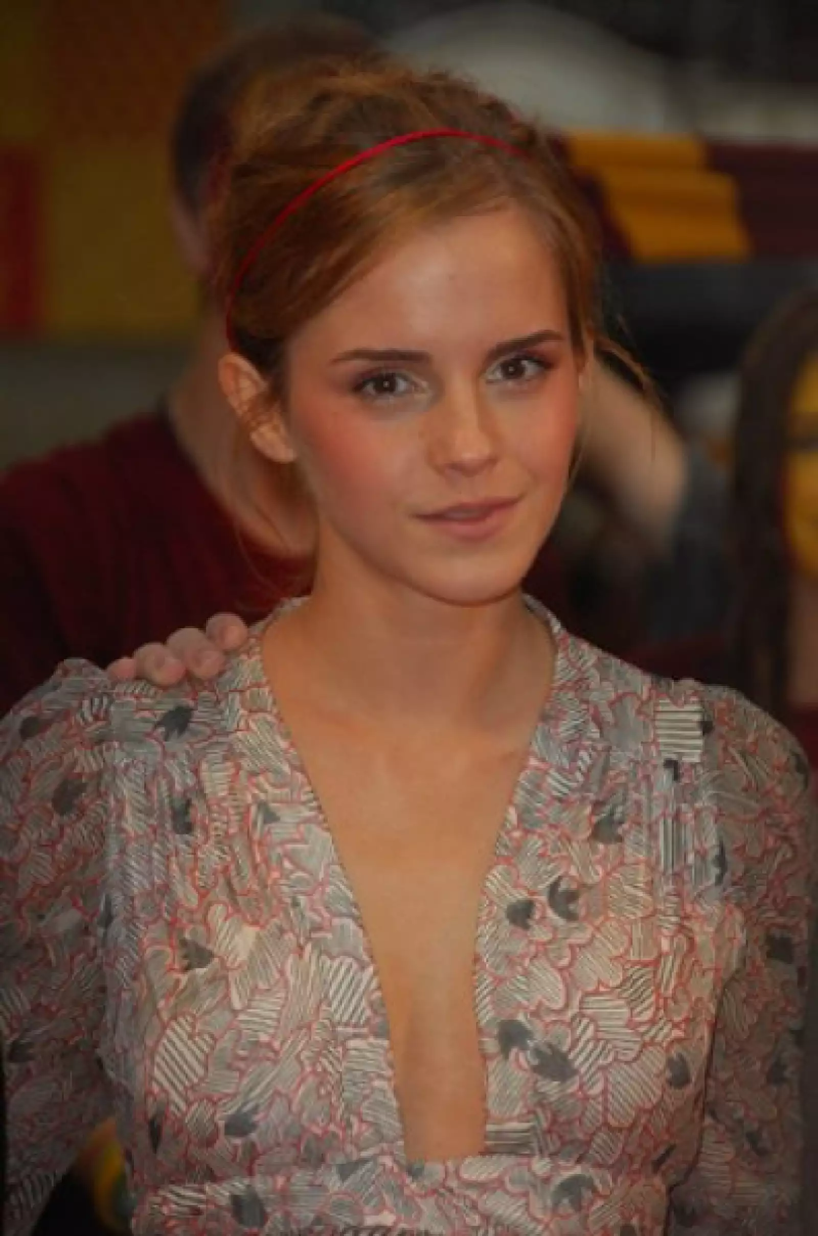 Muy guapa llegó la joven maga presumiendo un amplio escote.