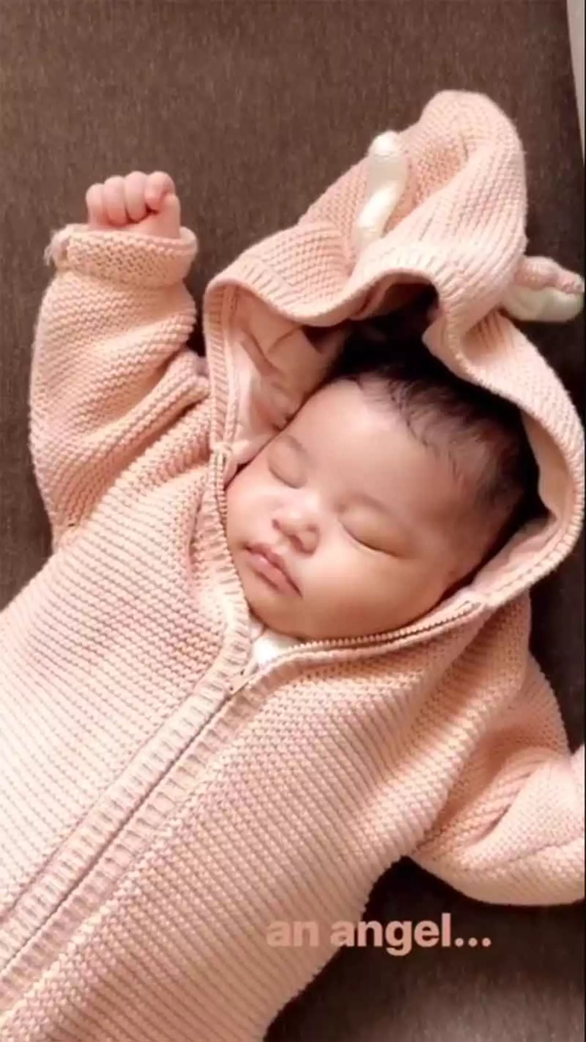 Stormi durmiendo