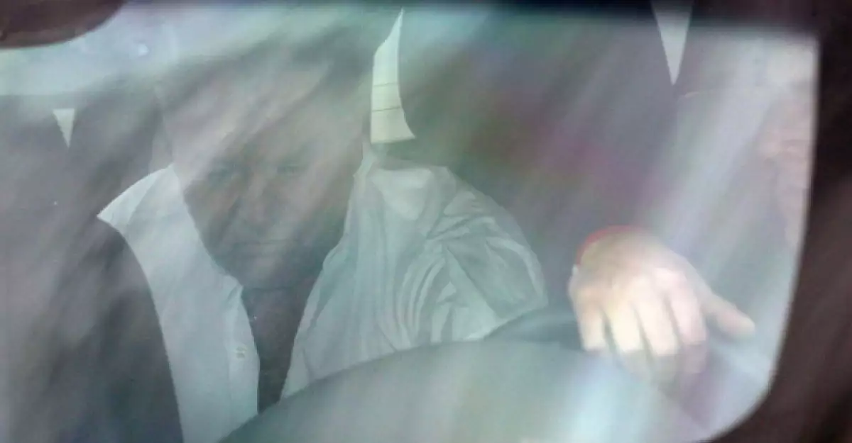 El productor de televisión y ex esposo de Angélica Rivera llegó al funeral que en este momento se realiza a Don Manuel Rivera.
