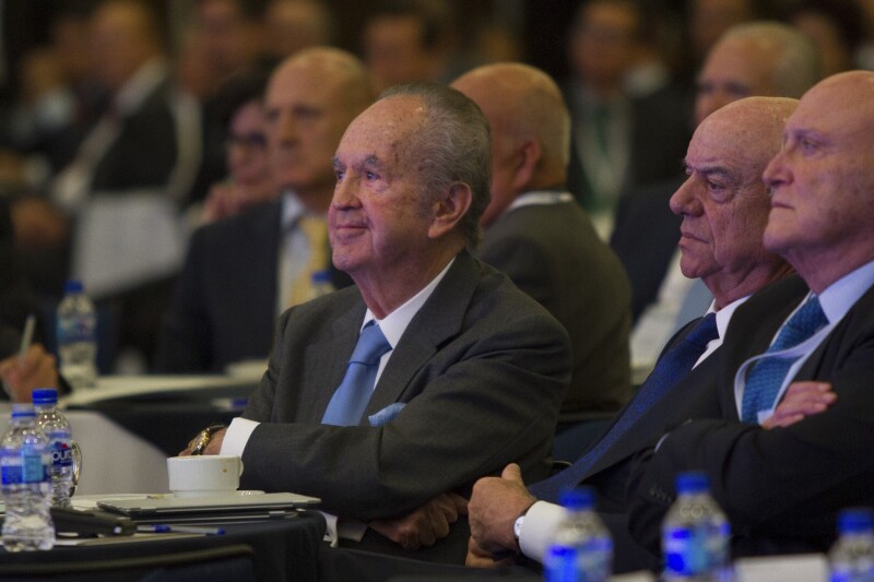 es el hombre principal del grupo Bal