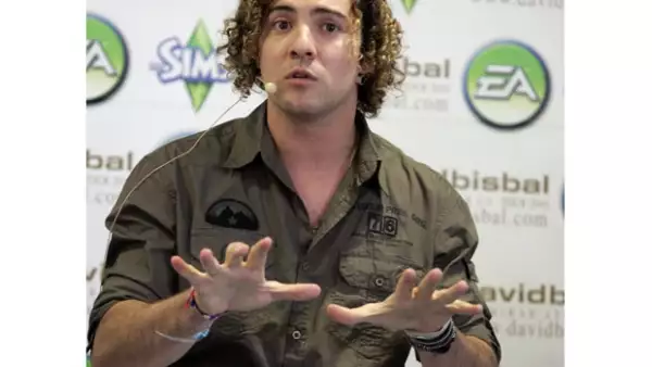 El cantante español fue criticado por usuarios de Twitter luego de promocionar un concierto para después hacer referencia a un trending topic para orar por las víctimas del tsunami en Japón.