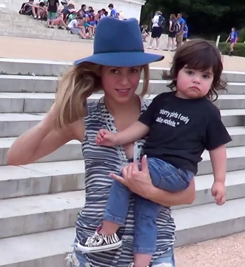 El hijo de Shakira fue visto con su mamá caminando por Washington luciendo una playerita con esta divertida leyenda.