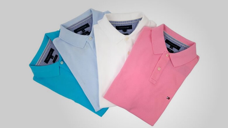 Para los hombres, cuatro colores de playeras estilo polo, hechas en algodón.