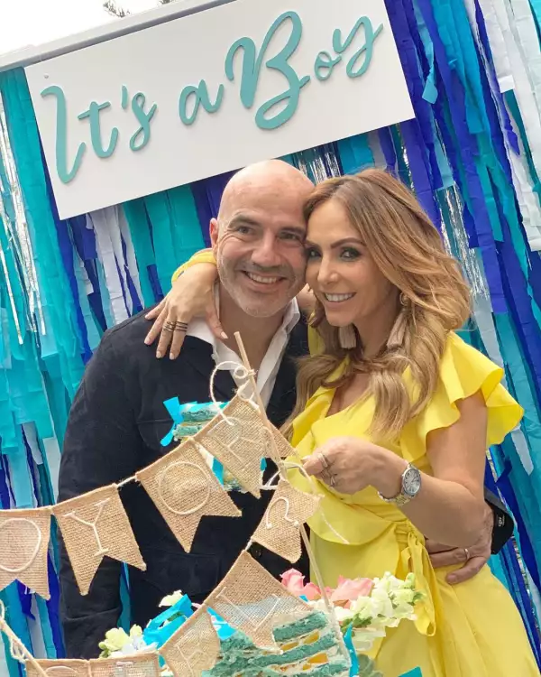 Erika Zaba y Francisco Oliveros organizaron una fiesta para anunciar el sexo del bebé.