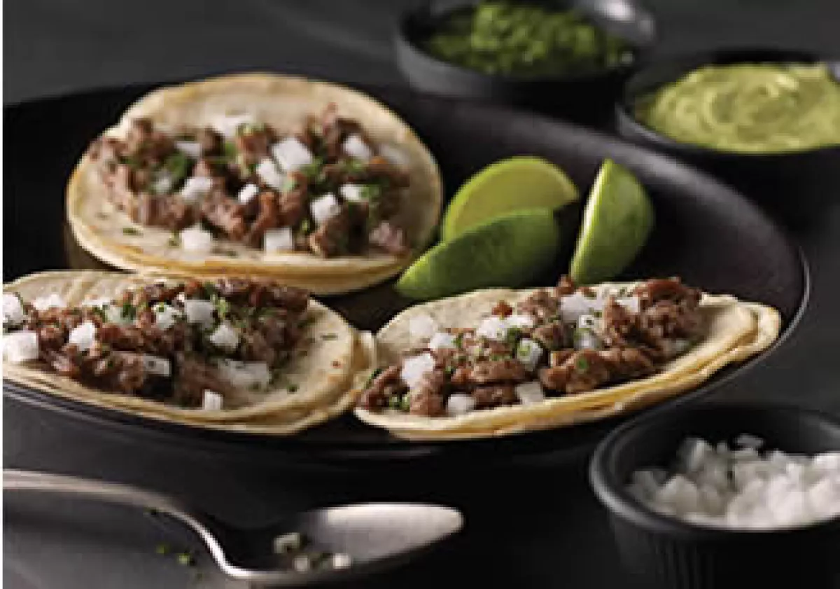 La empresa indica en sus manteles cómo comer los tacos al estilo mexicano. (Foto: AP)