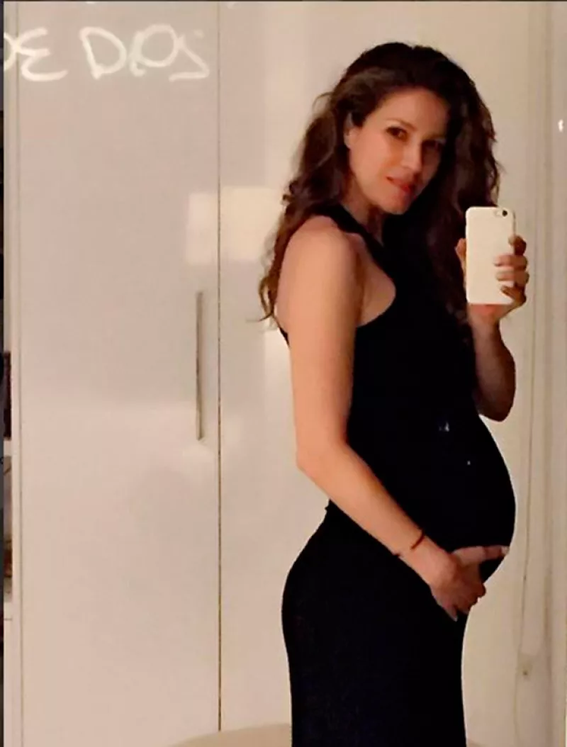 A unos días de ser mamá por segunda ocasión, la modelo publicó un video en el que vemos a Rafael moverse dentro de su pancita.