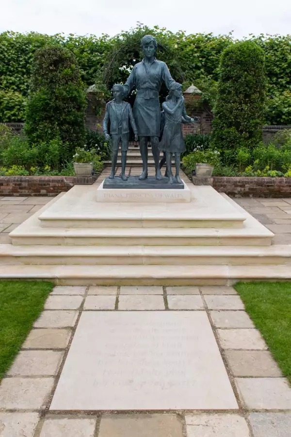La estatua de Lady Di esta en los jardines del Palacio de Kensington, en la parte pública para que sus visitantes puedan contemplarla.
