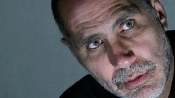 Su columna se llamará `Los apuntes de un nómada global´ en donde realizará algunas crónicas sobre sus viajes alrededor del mundo como cineasta y escritor.