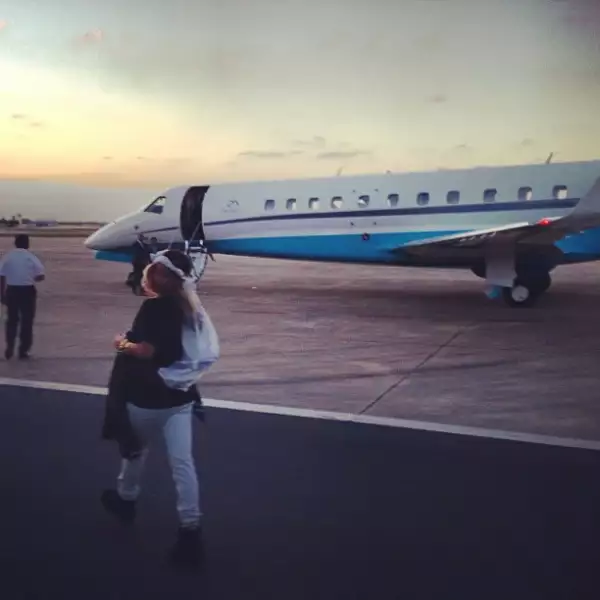 Se ve muy feliz en las fotos, y es que va de un lado a otro dejando huella con su icónico estilo.