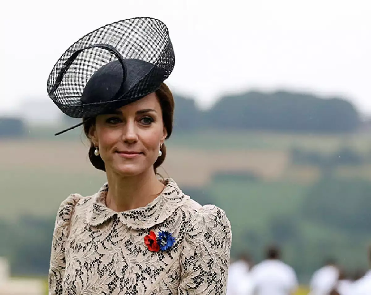 Acostumbrados a saber sobre el origen de cada pieza que se pone la duquesa de Cambridge, sus fans están volviéndose locos por saber quién le diseño el vestido de su último evento público.