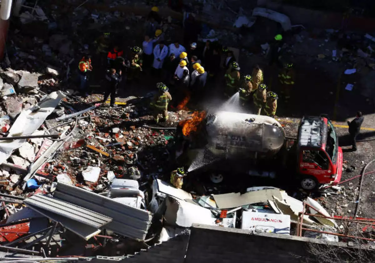 Pipa de gas explota en hospital de Cuajimalpa