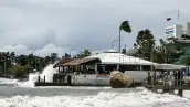 Unas olas de gran altura rompen contra el malecón mientras ondea una bandera roja de advertencia frente a la oficina de la Capitanía de Puerto en el puerto turístico de Acapulco, estado de Guerrero, México, el 28 de septiembre de 2026, alertando a las embarcaciones para que no zarpen ante la llegada de la tormenta tropical Rachel. (Foto de Francisco ROBLES / AFP)