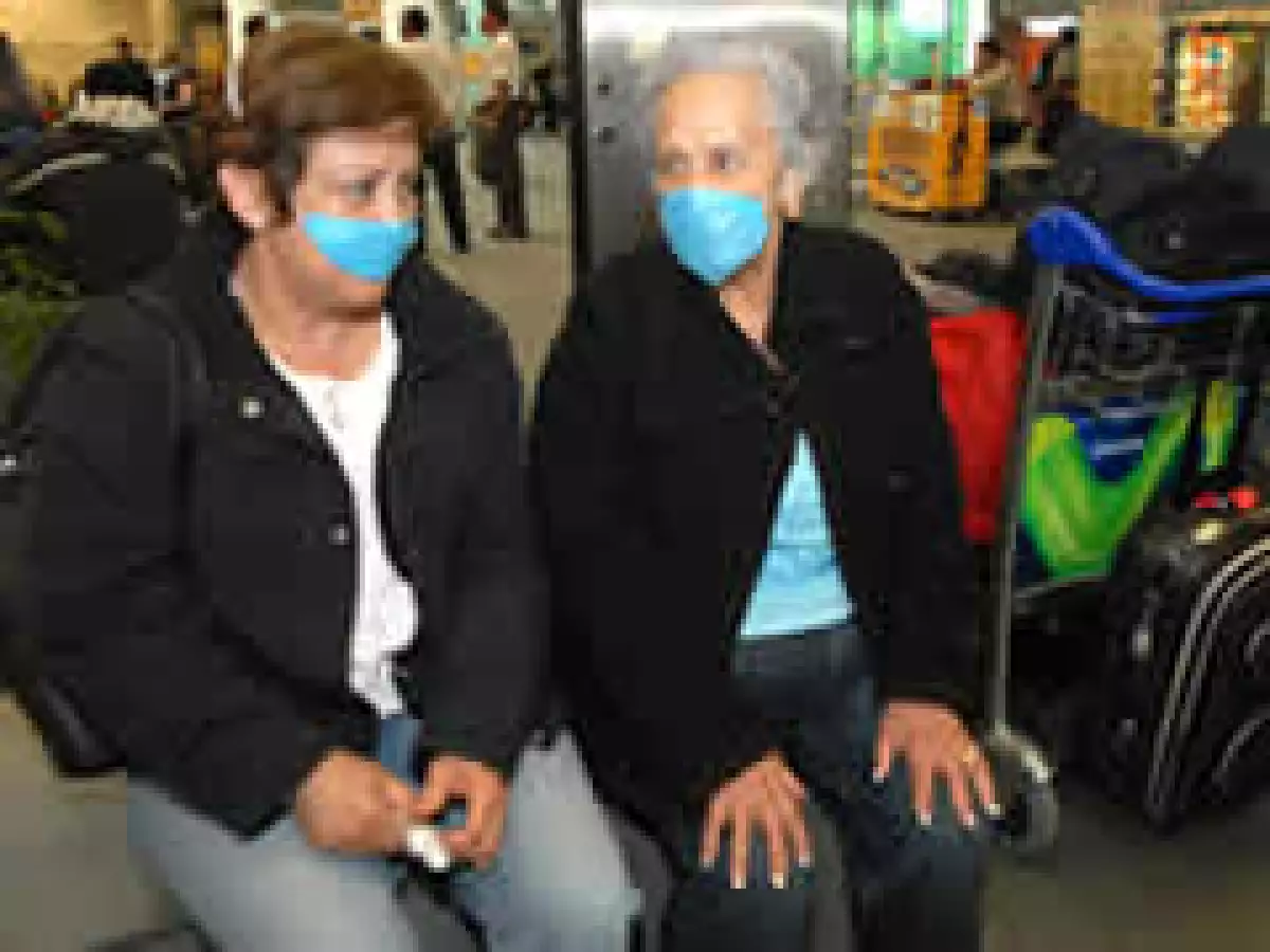 En la Terminal 2 del aeropuerto capitalino, los pasajeros ya utilizan medidas preventivas. (Foto: Notimex)
