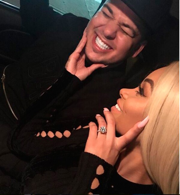 Blac Chyna luce en esta foto el impresionante anillo de compromiso que recibió de Rob Kardashian.