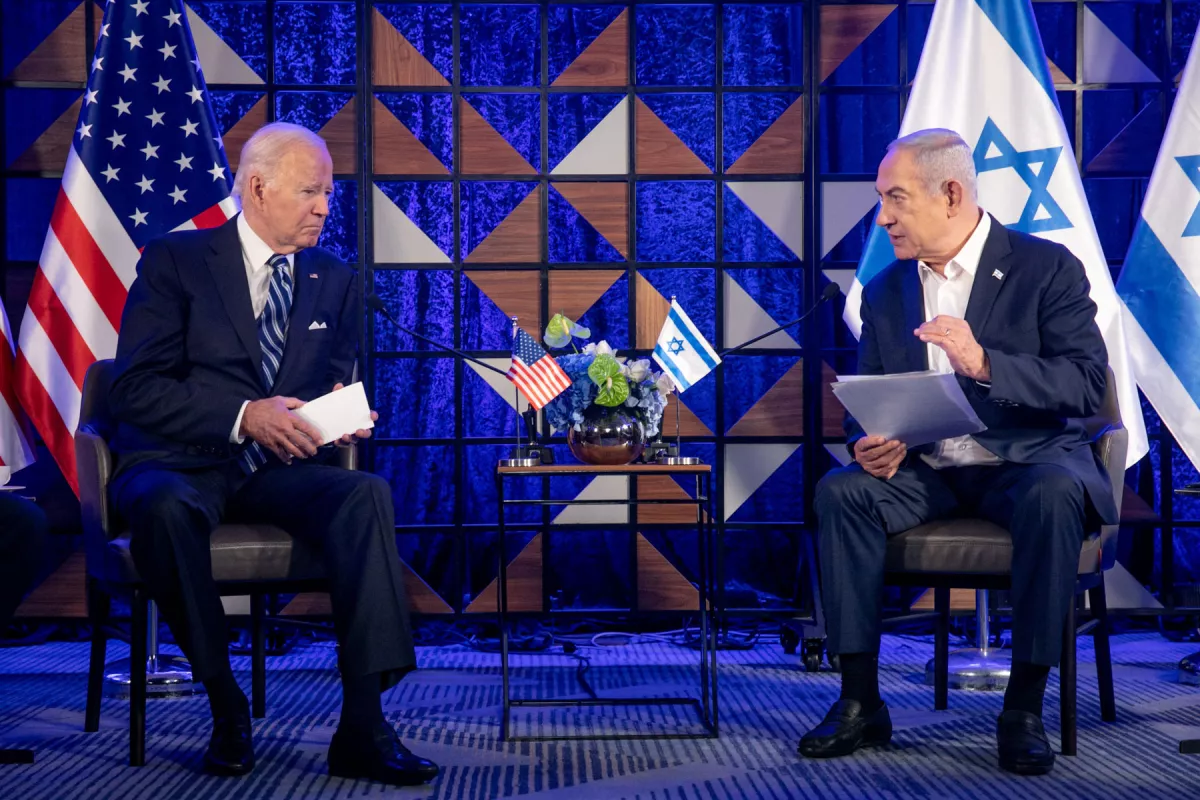 El presidente de Estados Unidos, Joe Biden, a la izquierda, se reúne con el primer ministro israelí Benjamin Netanyahu, a la derecha, para discutir el conflicto en curso entre Israel y Hamas, en Tel Aviv, Israel, el miércoles de octubre. 18, 2023.