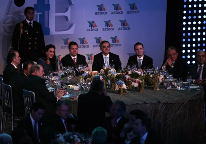 La celebración se llevó a cabo en las instalaciones de Azteca Novelas; a la cena acudieron políticos y talento artístico de la empresa televisora.