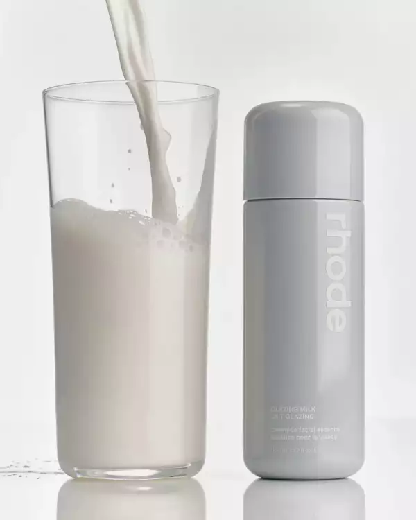 Glazing Milk de Rhode.jpg