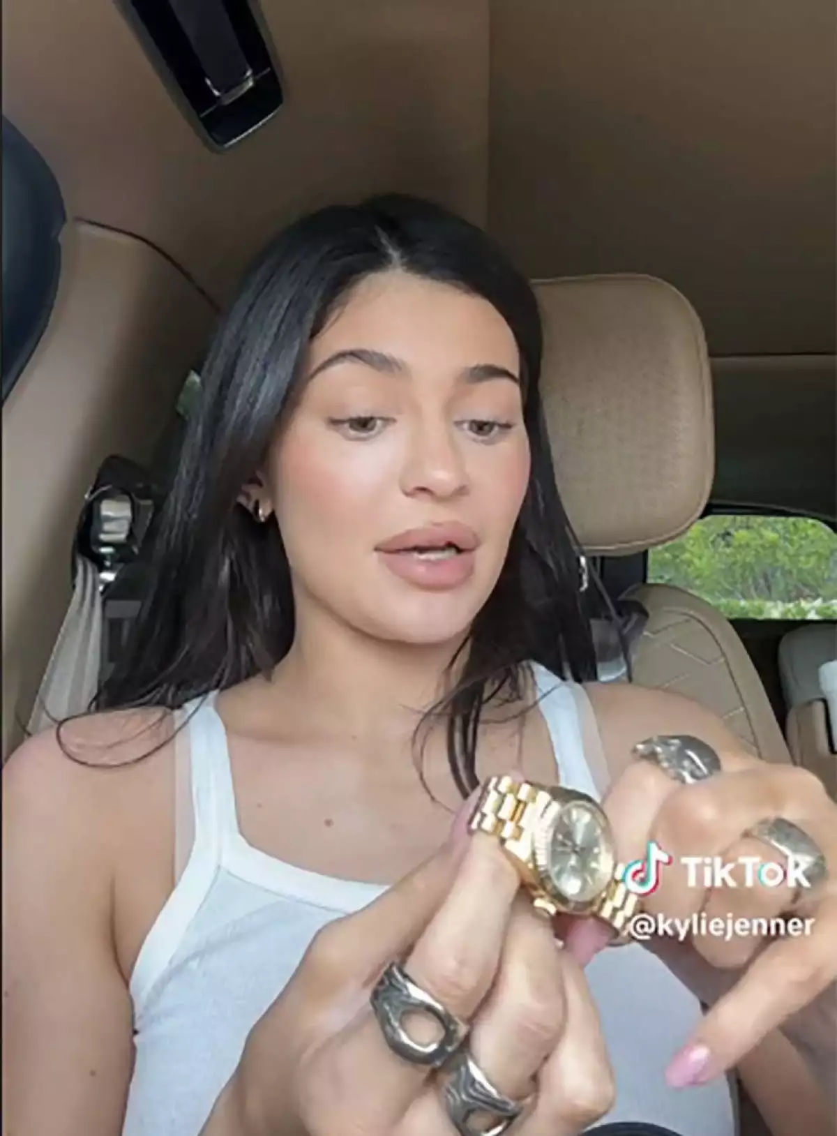 Kylie Jenner es criticada por olvidar un Rolex en el fondo de su bolsa.
