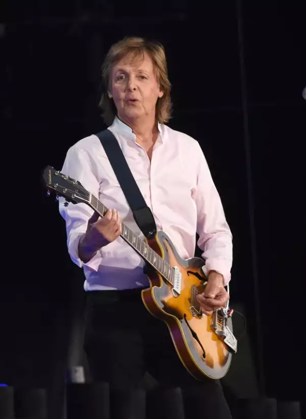 Desde que la época de los Beatles, se rumora que Paul murió en un fatal accidente automovilístico.