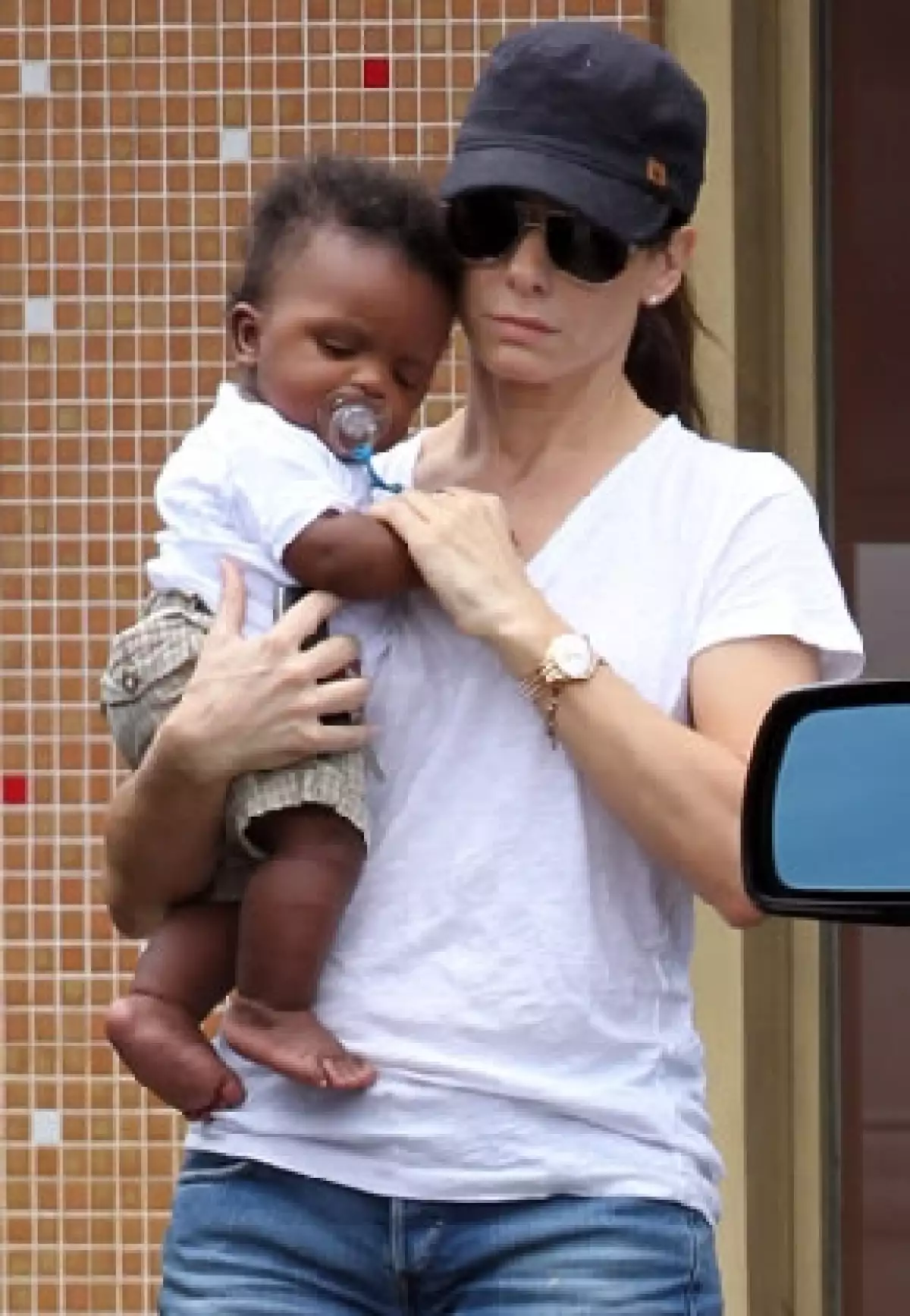 La ganadora del Oscar recibió mensajes que atentan contra su vida y la de su pequeño bebé Louis Bardo, de 11 meses.