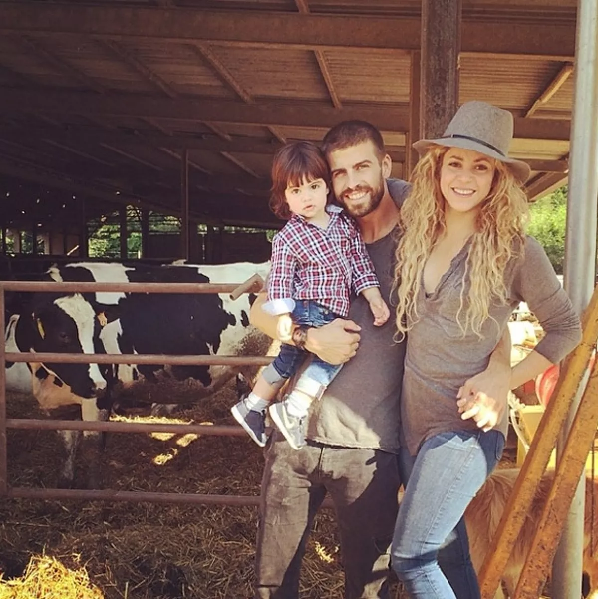 Gerard publicó en su cuenta de Instagram esta tierna foto familiar en la que se pone en duda si Shakira está o no embarazada de nuevo.
