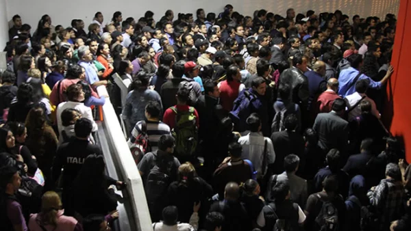 Cientos de personas quedaron varadas la noche del miércoles en la estación Atlalilco de la Línea 12.