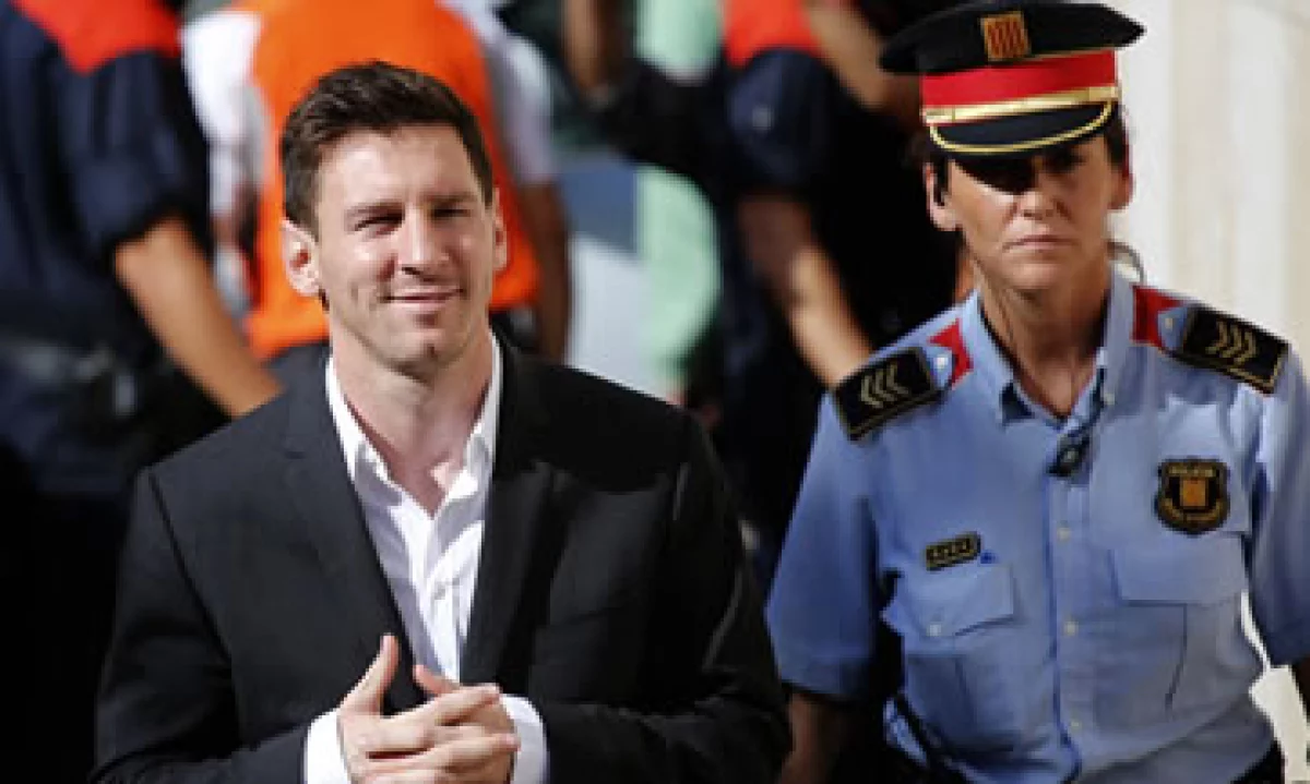 Messi, vestido con un traje negro pero sin corbata, llegó sonriente al tercer juzgado de Gava. (Foto: Reuters)