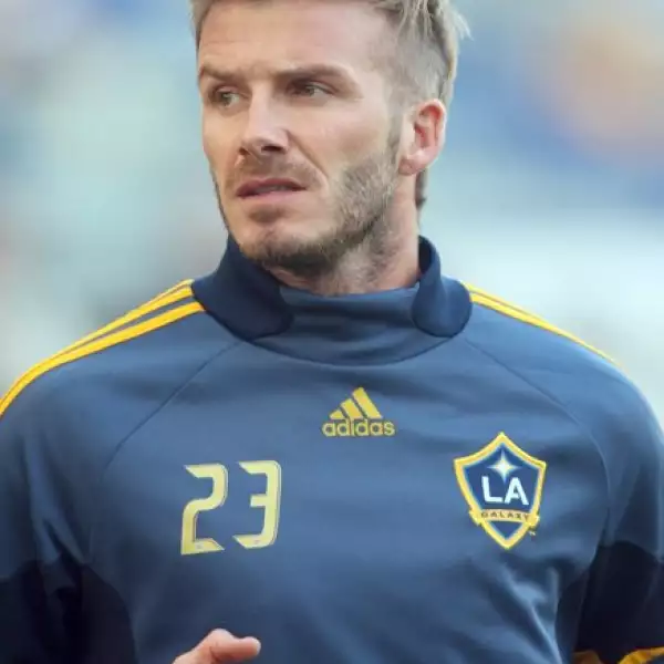 El porte rebelde y deportivo de David Beckham es la combinación perfecta con la que varias chicas sueñan.