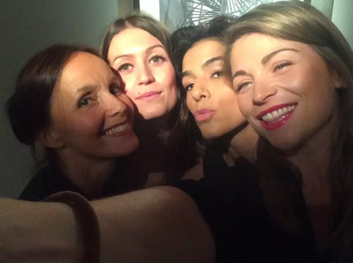 Ludwika y Daniela con sus compañeras de teatro francesas.