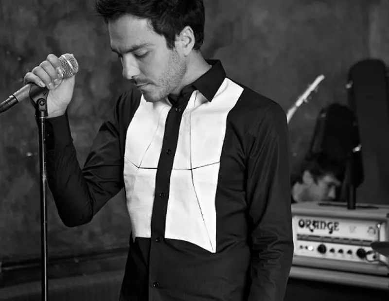 Platicamos con el soltero estrella de la música que se confiesa un `adorador´ de la belleza femenina y acepta tener una debildad por las mujeres rubias...y las escritoras.