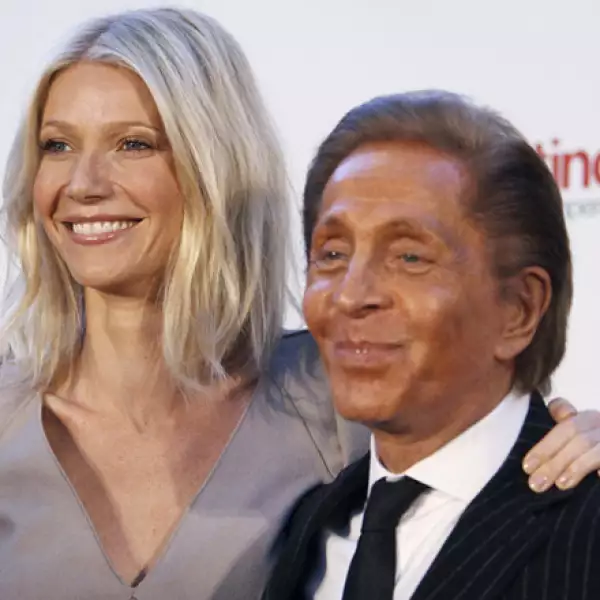 El diseñador comenzó a trabajar en el taller de Jean Desès junto con Guy Laroche, quien abandonó y cinco años más tarde se reencontró con Valentino para invitarlo a integrarse a su recién estrenada firma.