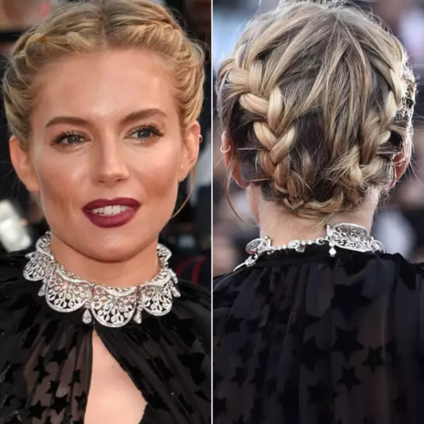 Sienna Miller lució un look muy Victoriano con sombras y labios oscuros. Nos encantaron las trenzas que hicieron que el look luciera aún más vintage.