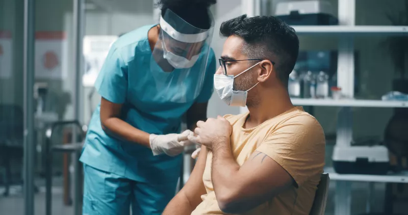 médico aplicando inyección 