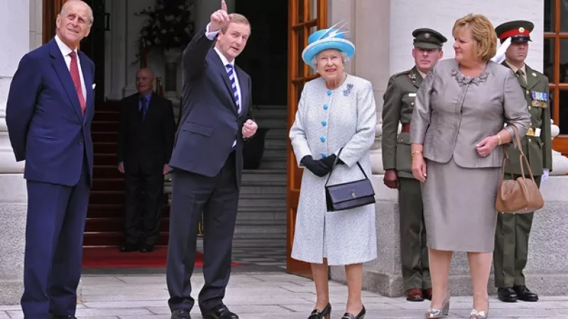 Primer ministro de Irlanda Enda Kenny y la reina Isabel II