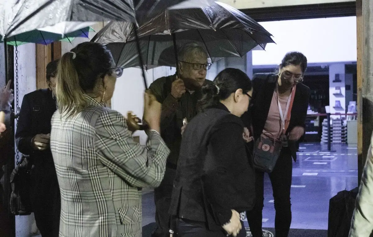 Andrés Manuel López Obrador, presidente de México se reunió con funcionarios en su mayoría de Morena para festejar en un restaurante de la Ciudad cerca del Zócalo el triunfo de Delfina Gómez con la Gobernatura del Estado de México