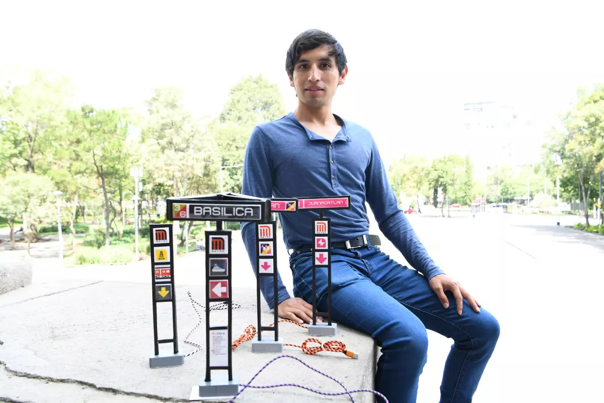 Eduardo reproduce las estelas de las estaciones del Metro, mismas que ya le encargan como recuerdo de la CDMX y que ya ha enviado a varios países.