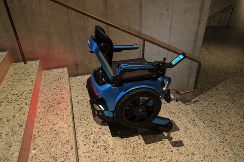 Conoce la silla de ruedas que sube y baja escaleras