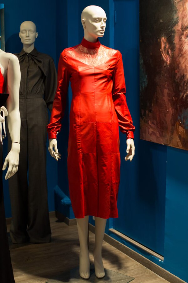 Vestido de cuero rojo con encaje.