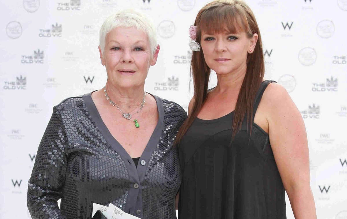 La reconocida actriz Judi Dench recién cumplió 80 y su hija la anima constantemente para que se haga el símbolo indio que tanto le gusta.