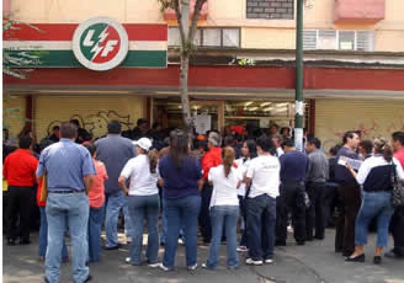 Algunos trabajadores han acudido a cobrar el pago de liquidación ofrecido por el Gobierno, mismo que es rechazado por el SME. (Foto: NTX)