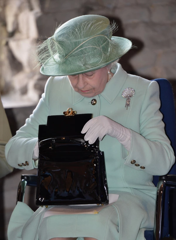 La reina Isabel II acompañada por el duque de Edimburgo visita el noroeste - Día uno