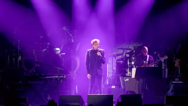 Foto de Barry Manilow en el escenario de la gala de los Grammys en febrero de 2001
