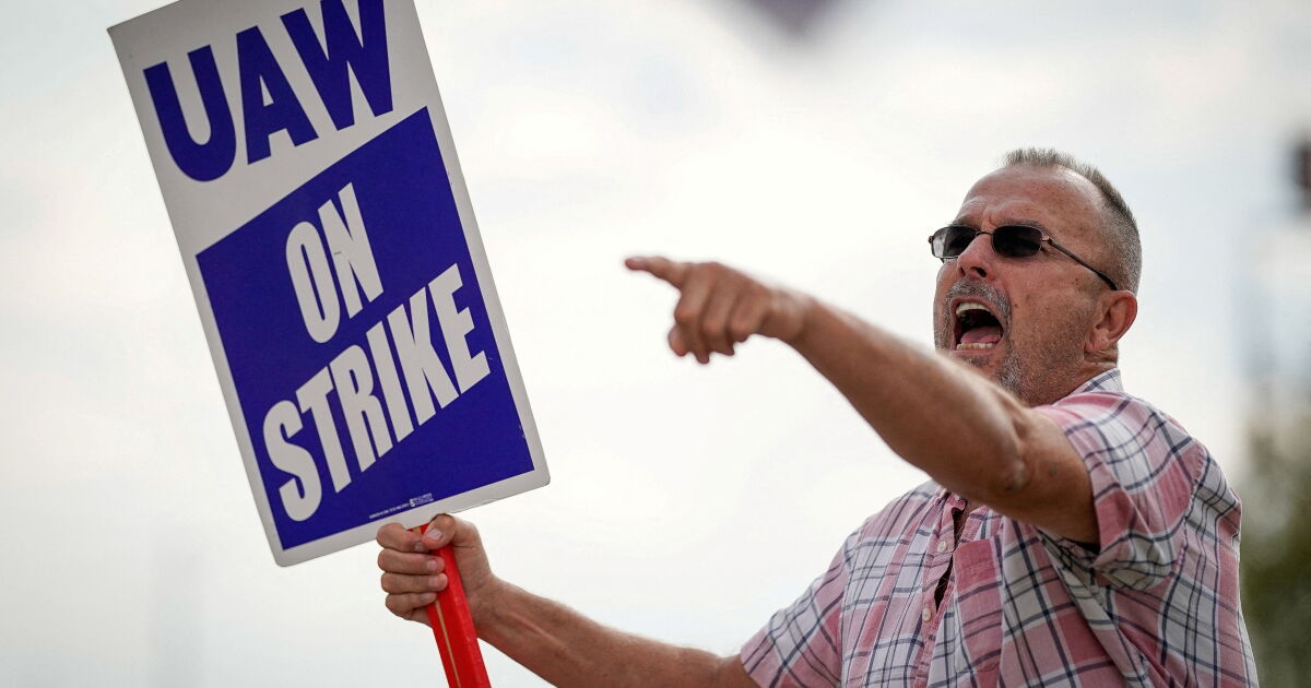 UAW Union Carries Out First Simultaneous Strike Against GM, Stellantis And Ford - Vimarsana News
