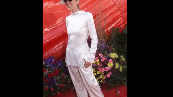 En 1999 Celine Dion estuvo nominada por Mejor Canción con `The Prayer´ de la película `Quest for Camelot´. La cantante llegó con un traje sastre blanco `al revés´.